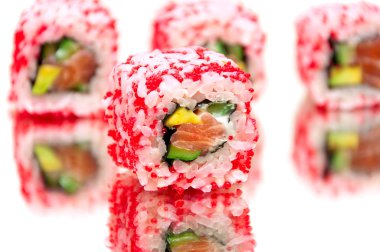 Japonca somon ve avokado ile beyaz bir arka plan üzerinde rulo