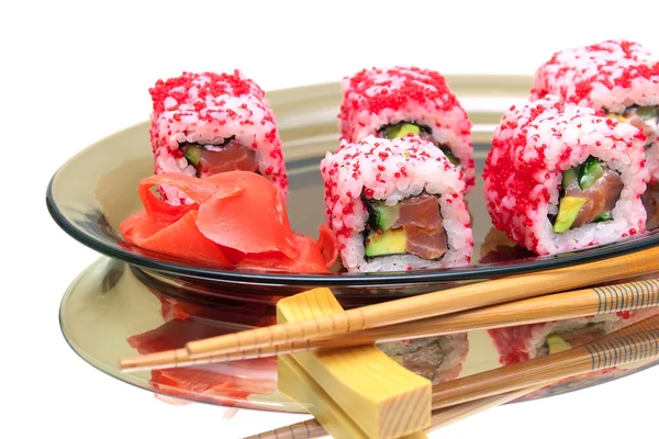 Cozinha japonesa - rolos com salmão e abacate . — Fotografia de Stock