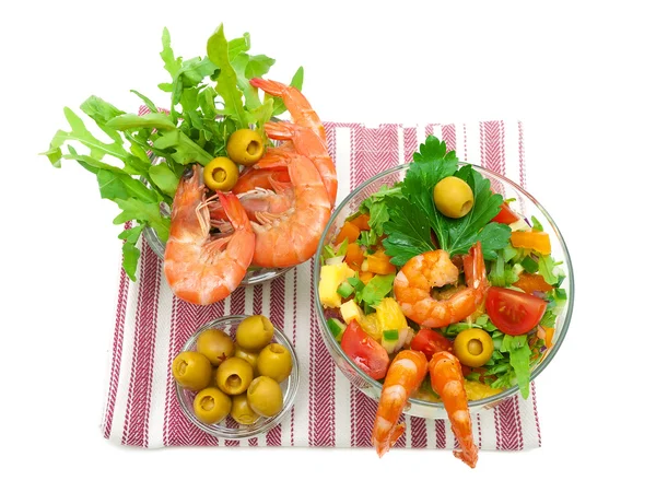 Vegetable salad with shrimps closeup on white background — Stock Photo, Image