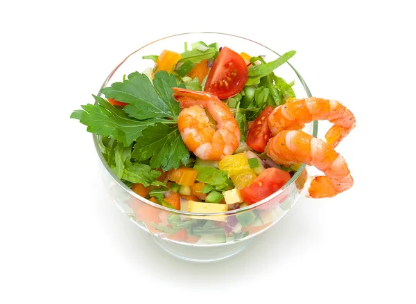 Ensalada de verduras con camarones sobre un fondo blanco — Foto de Stock