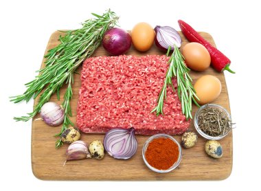 Kıyılmış et, sığır eti ve beyaz arka plan üzerinde farklı gıdalar