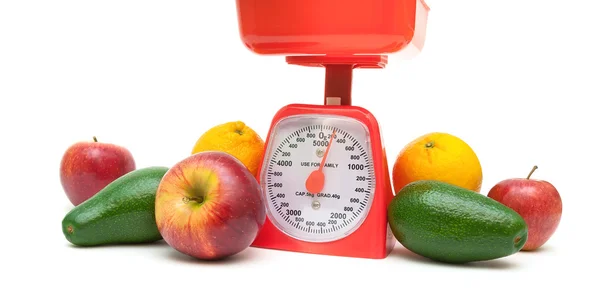 Gezonde voeding: fruit en Keukenweegschaal. witte achtergrond. — Stockfoto