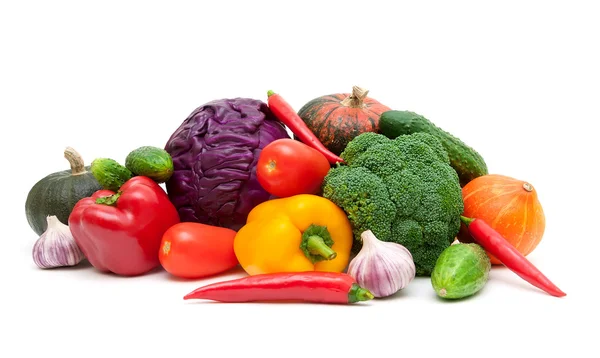 Natureza morta de verduras isoladas em fundo branco — Fotografia de Stock