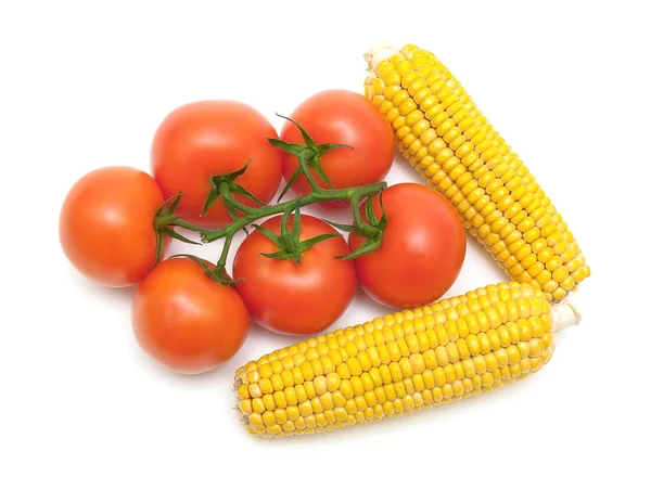 Tomates e milho isolados sobre fundo branco — Fotografia de Stock