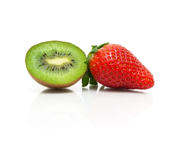 Kiwi jugoso y fresas sobre un fondo blanco —  Fotos de Stock