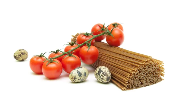 Wachteleier, Kirschtomaten und Spaghetti isoliert auf weißem Rücken — Stockfoto