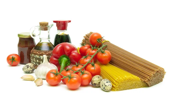 Nudeln, Gemüse, Wachteleier und Gewürze isoliert auf weißem Backblech — Stockfoto
