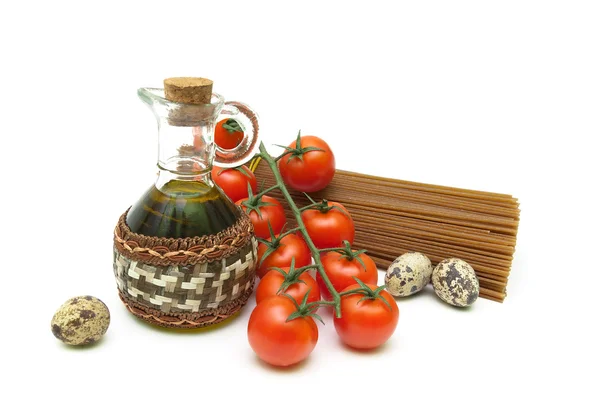 Körsbärstomater, pasta, vaktelägg och olivolja på en vit baksida — Stockfoto
