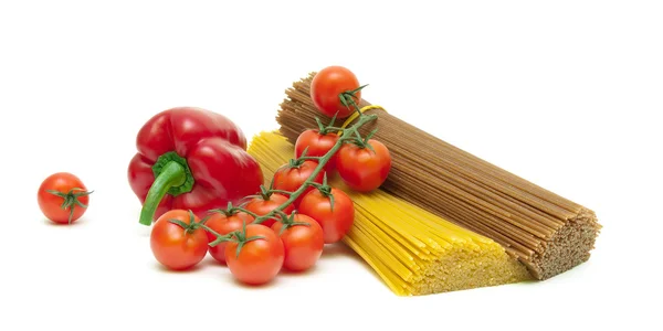 Tomates cherry, pimientos y pasta aislados sobre fondo blanco — Foto de Stock