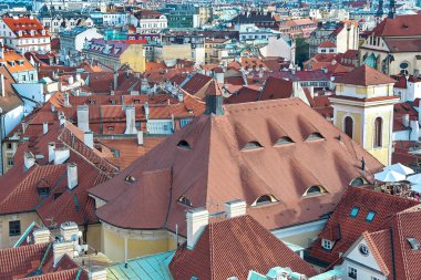 Prag (Çek R üstten görünüm evlerin geleneksel kırmızı çatılar
