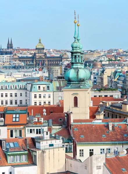Prag 'da geleneksel kırmızı çatıları olan evler (Çek Cumhuriyeti) — Stok fotoğraf