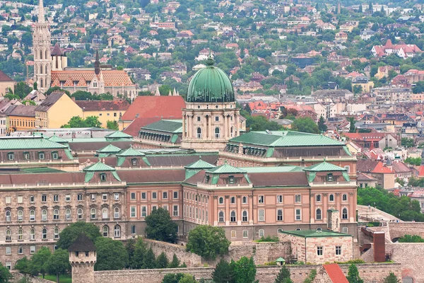 Budapest, Hungary: Royal Palace of Buda and Matthias church from — Stock Photo, Image