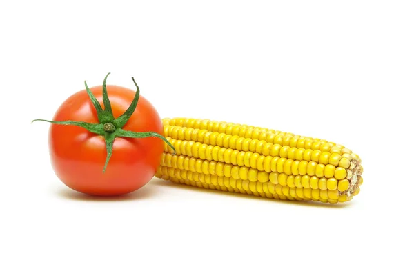 Кукуруза и помидор изолированы на белом фоне крупным планом — стоковое фото