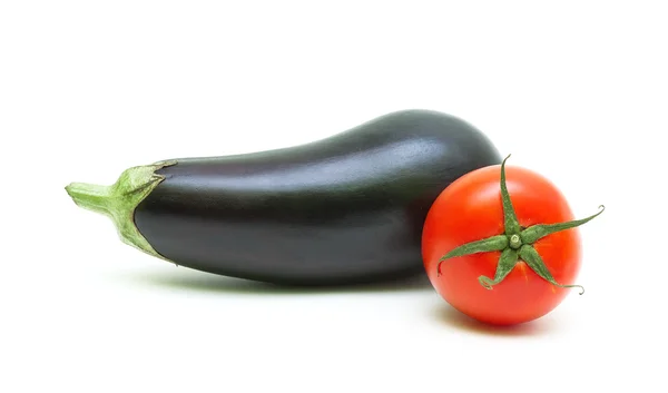 Cherry tomaat en aubergine geïsoleerd op witte achtergrond close-up — Stockfoto