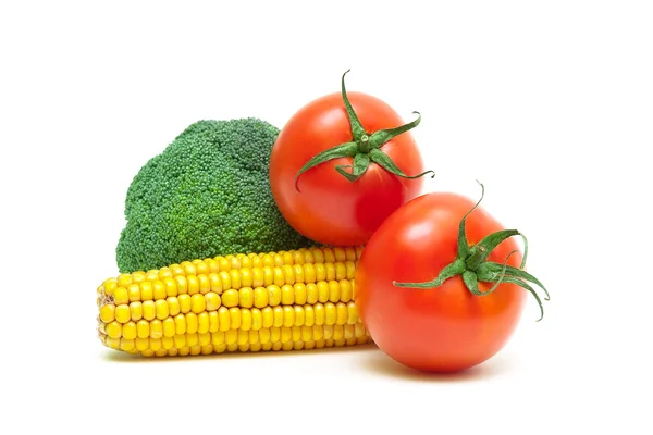 Tomates, milho e brócolis isolados sobre fundo branco close-u — Fotografia de Stock