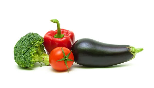 Brócolos, tomates, beringelas e pimentas isolados em bac branco — Fotografia de Stock