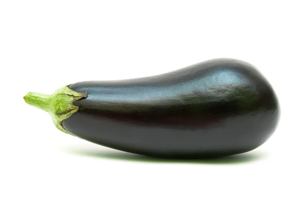 Mogen aubergine isolerad på vit bakgrund närbild — Stockfoto