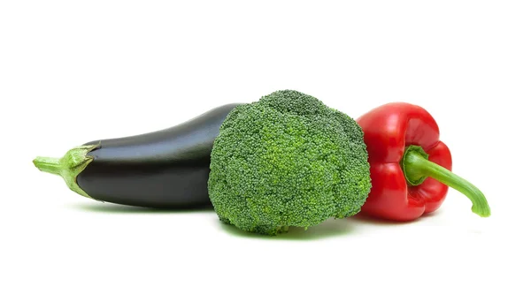 Melanzane, broccoli e peperoni isolati su backgroun bianco — Foto Stock