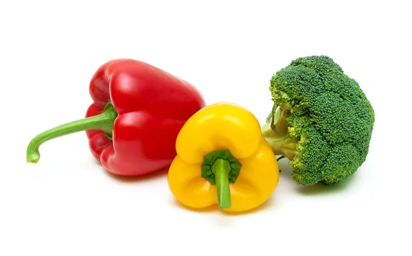 Pimientos rojos y amarillos y brócoli aislados en respaldo blanco —  Fotos de Stock