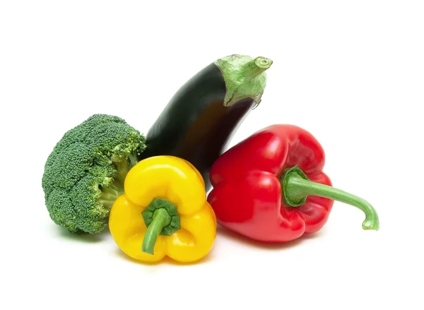 Paprika, aubergine och broccoli isolerad på vit bakgrund clos — Stockfoto