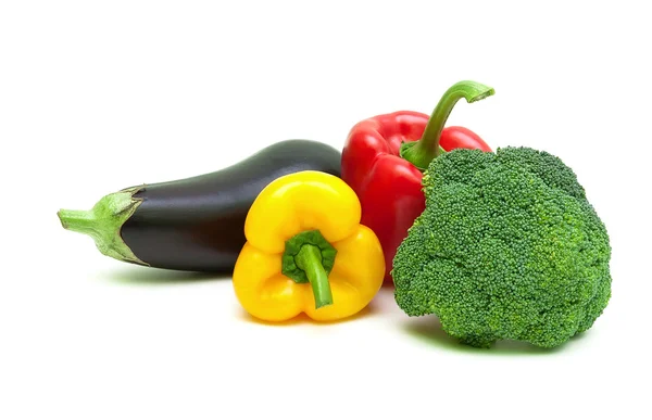 Auberginen, Paprika und Brokkoli isoliert auf weißem Hintergrund — Stockfoto