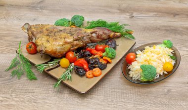 kavrulmuş sebze ve otlar bir ahşap backgr üzerinde kuzu budu