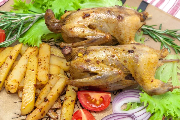 Appetizing fried woodcock with potato and fresh vegetables — Stock Photo, Image