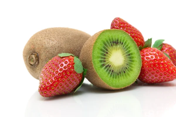 Juicy kiwi and strawberry close-up on white background — Stock Photo, Image