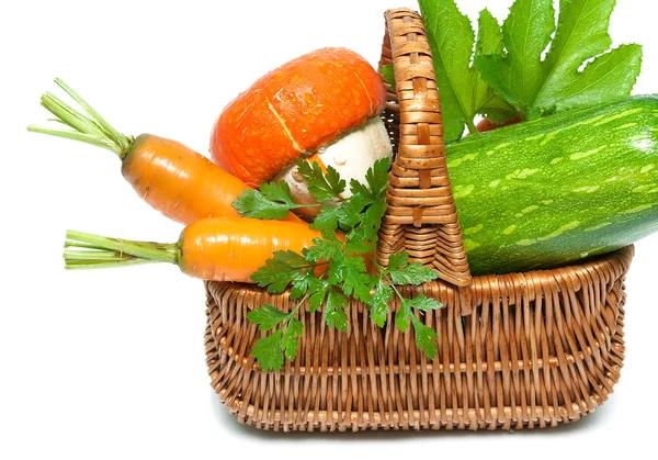 Verduras frescas y hierbas en un primer plano cesta en un fondo blanco —  Fotos de Stock