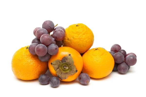 Portakal, hurma ve beyaz arka plan üzerinde izole kara üzüm — Stok fotoğraf