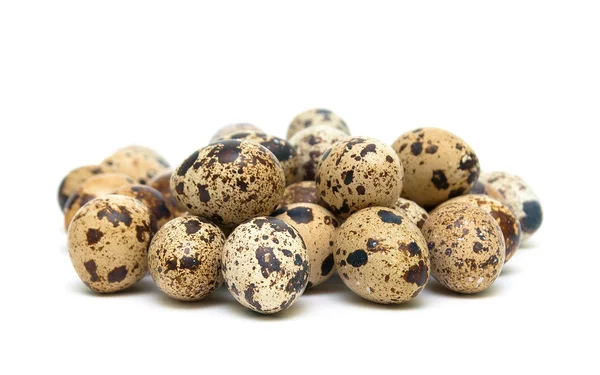 Ovos de codorna isolados no fundo branco close-up — Fotografia de Stock