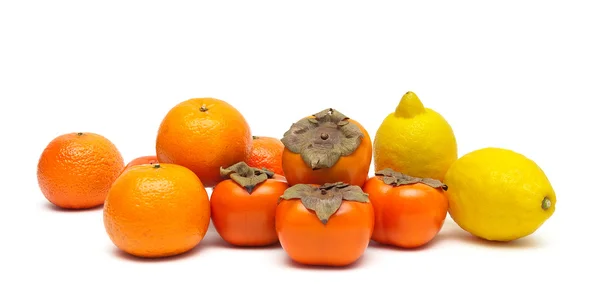 Limoni, mandarini e cachi isolati su fondo bianco c — Foto Stock