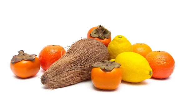 Coco, limones, mandarinas y caquis aislados en bac blanco —  Fotos de Stock