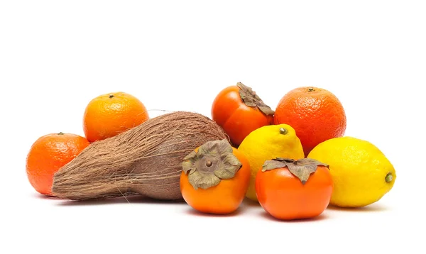 Frutas frescas y coco aislados sobre fondo blanco —  Fotos de Stock