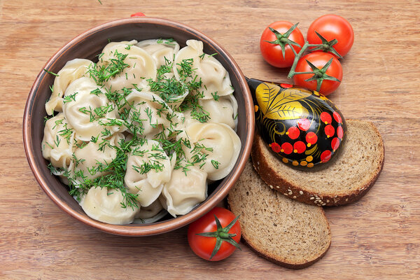 Русские пельмени с фенхелем, помидорами черри и хлебом на во
