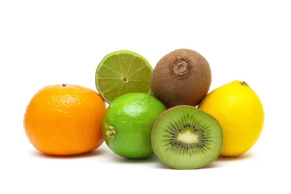 Kiwi, Limette, Zitrone und Mandarine isoliert auf weißem Hintergrund — Stockfoto