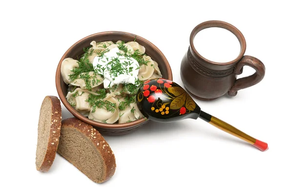 Російська кухня: пельмені, Кубок, молоко і хліб, ізольовані на wh — стокове фото