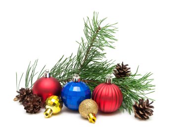 Noel oyuncaklar, çam kozalakları ve çam dalları üzerinde beyaz backgrou