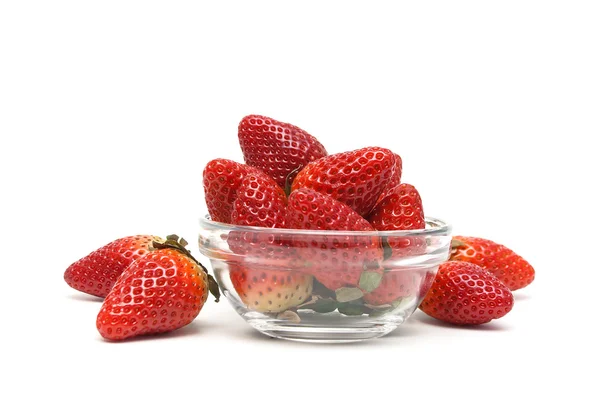 Fresas maduras jugosas aisladas sobre fondo blanco de cerca — Foto de Stock