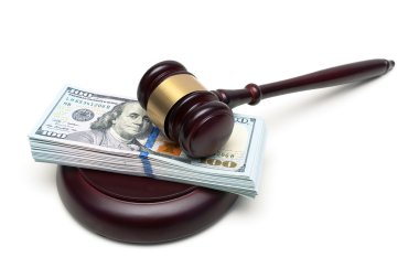 Tokmak ve bir tomar para beyaz arka plan üzerinde izole