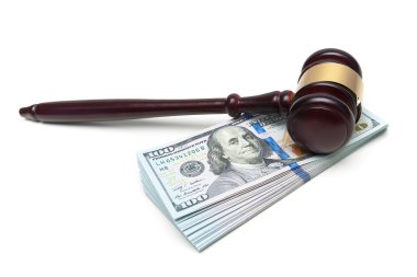 Beyaz arka plan üzerinde izole para büyük bir yığın yatan tokmak