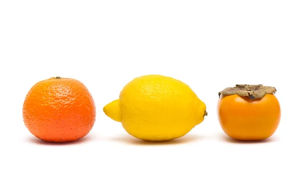 Limón, caqui y mandarina aislados sobre fondo blanco —  Fotos de Stock