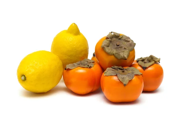 Cytryny i persimmons na białym tle — Zdjęcie stockowe