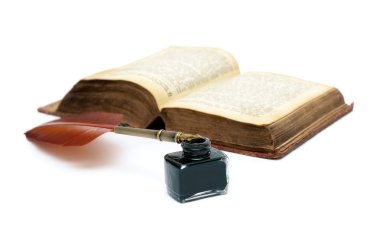 InkWell, kalem ve beyaz arka plan c izole açık eski bir kitap