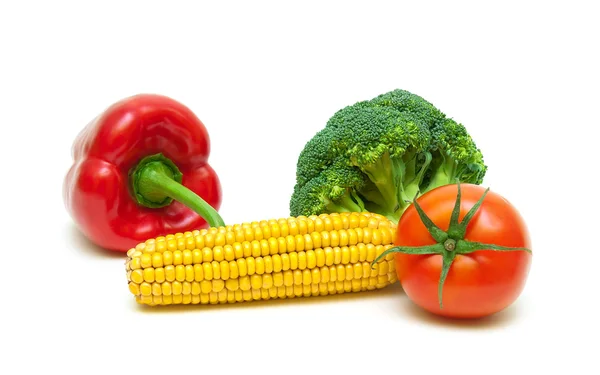 Maïs, broccoli, zoete peper en tomaat geïsoleerd op witte backgr — Stockfoto