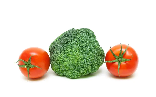 Brócolos e tomates cereja isolados sobre um fundo branco clos — Fotografia de Stock