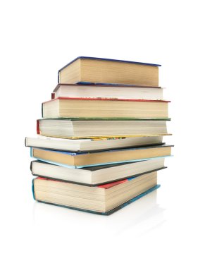 Beyaz arka plan yakın çekim izole kitap yığını