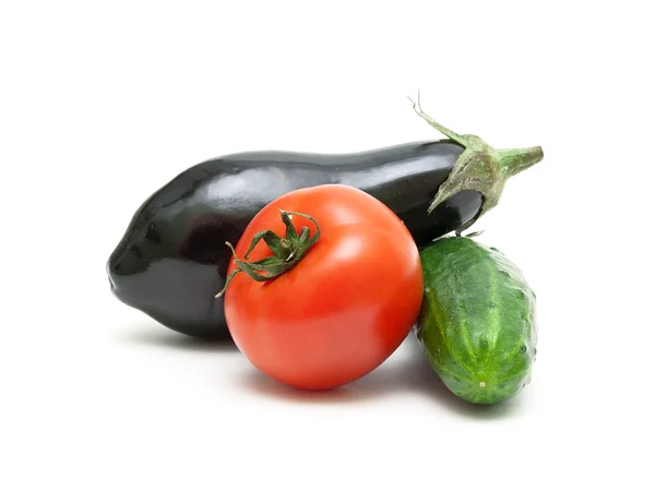 Tomat, aubergine, gurka, närbild på en vit bakgrund — Stockfoto