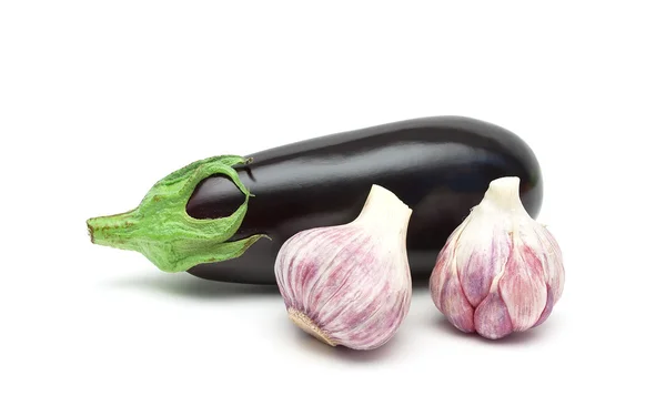 Aubergine och vitlök närbild på vit bakgrund — Stockfoto