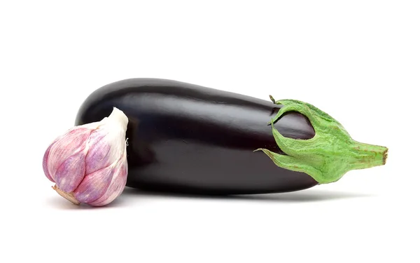 Knoflook en aubergine close-up op een witte achtergrond — Stockfoto